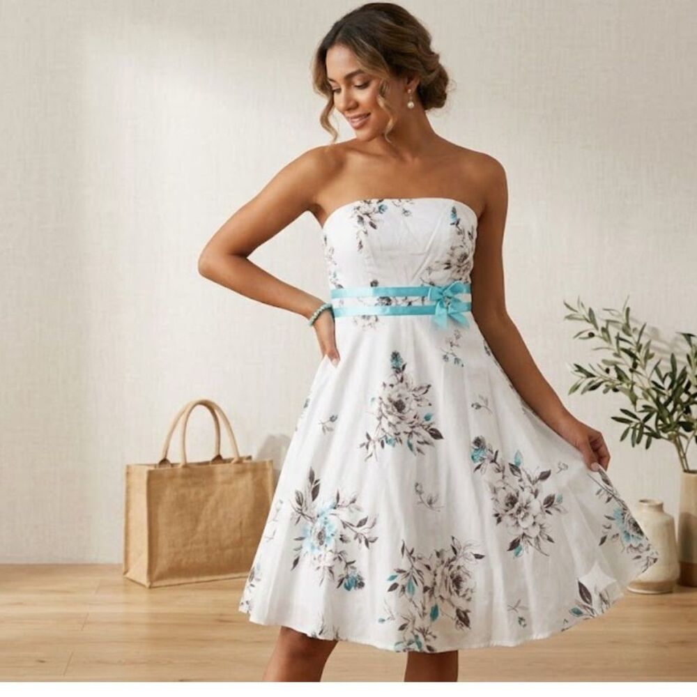 Womens/Juniors size 9 XOXO strapless dress, so pretty, timelessly beautiful